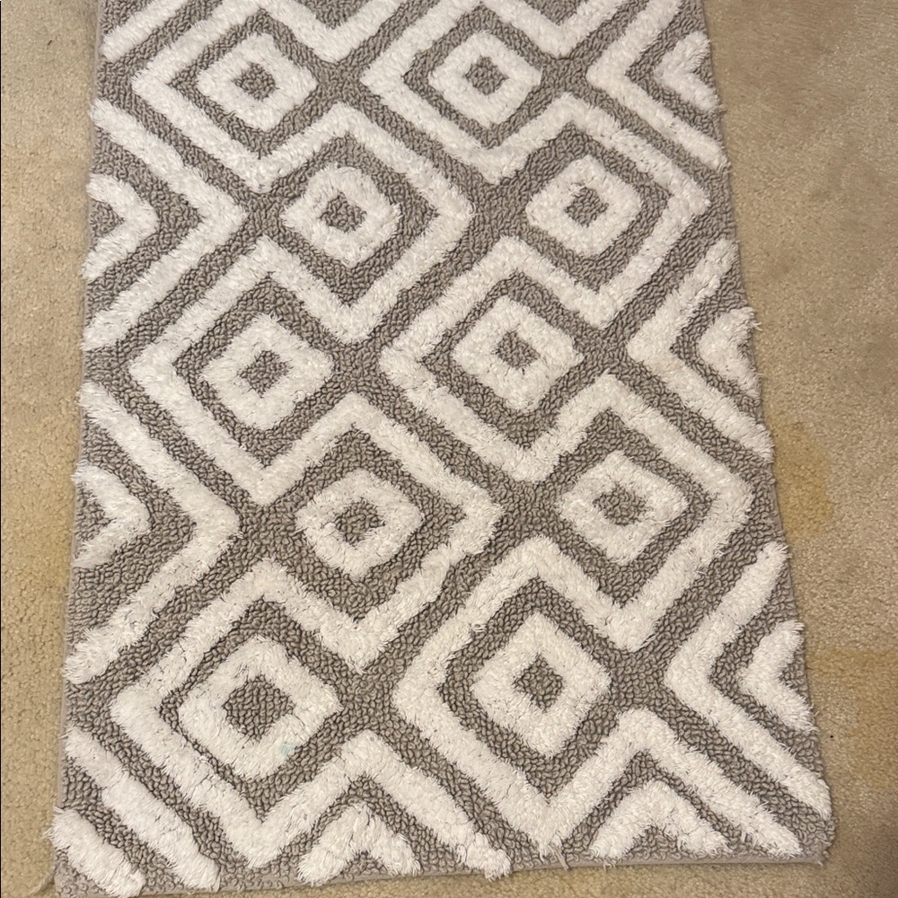 Geometric Patterned Gray and White Rug - Picture 3 of 7